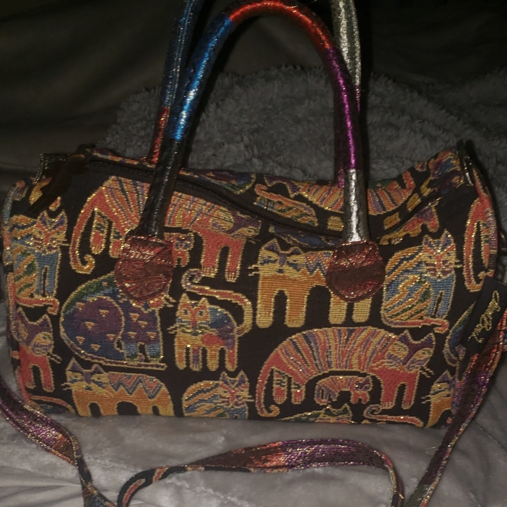 Cute cat duffle with sidebody strap.